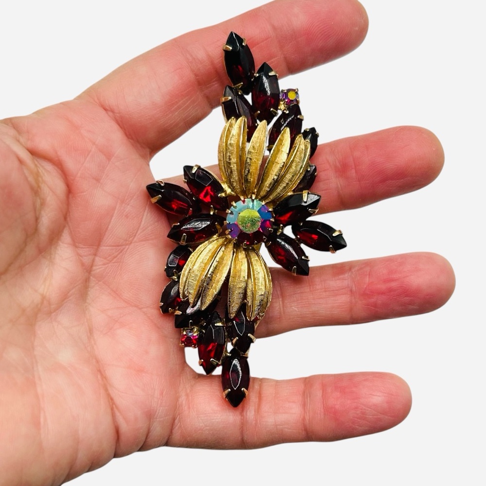 Stunning Vintage Ruby Red Navette Rhinestone and Leaf Brooch - Picture 1 of 5